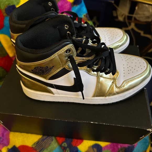 Jordan 1 Mid - Picture 2 of 3